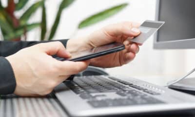 Ragazzo al computer (© Depositphotos)