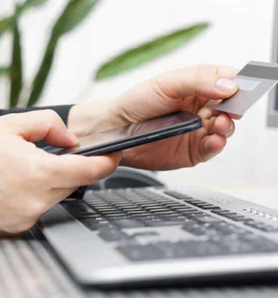 Ragazzo al computer (© Depositphotos)