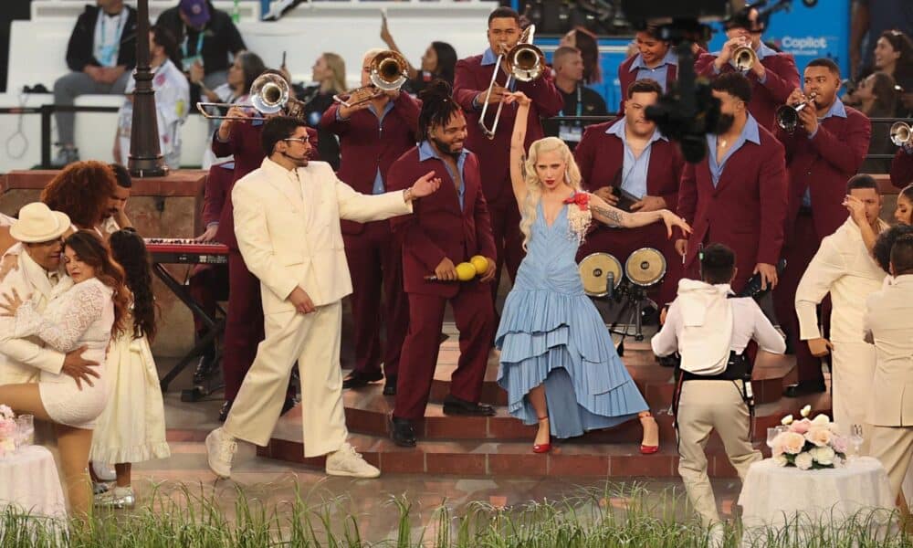Super Bowl, Lady Gaga appare a sorpresa al fianco di Bad Bunny