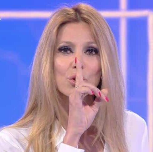 Adriana Volpe torna in Casa del Grande Fratello VIP e fa la "snitch": squalifica in arrivo?