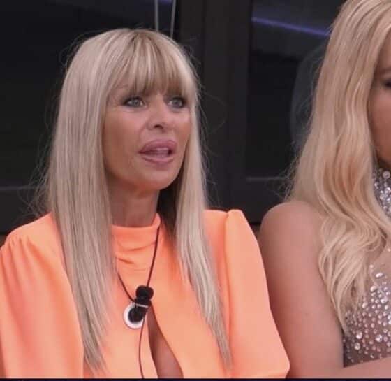 Grande Fratello VIP, nella notte Alessandra Mussolini prepara le valigie ma poi ci ripensa