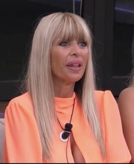 Grande Fratello VIP, nella notte Alessandra Mussolini prepara le valigie ma poi ci ripensa