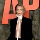 Charlize Theron scala un cartellone pubblicitario a Times Square per promuovere "Apex"