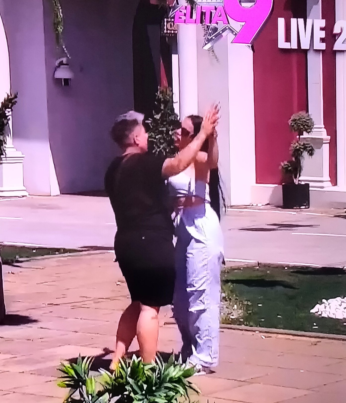 Shock al Grande Fratello serbo! Tentato strangolamento in diretta (VIDEO)