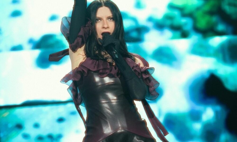 Laura Pausini bacchetta un fan ubriaco: "Bere tanto non aiuta a fare l’amore"