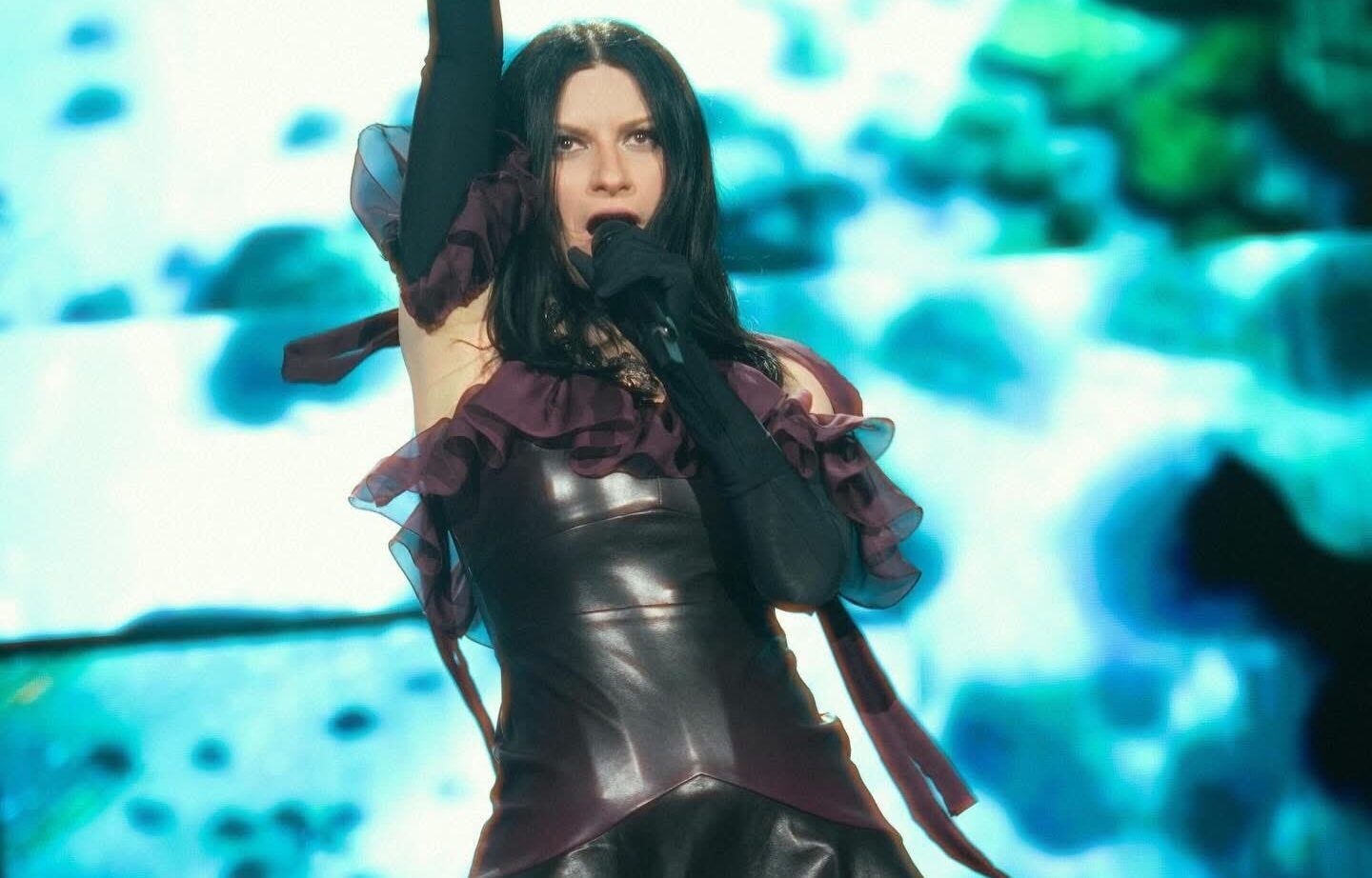 Laura Pausini bacchetta un fan ubriaco: "Bere tanto non aiuta a fare l’amore"