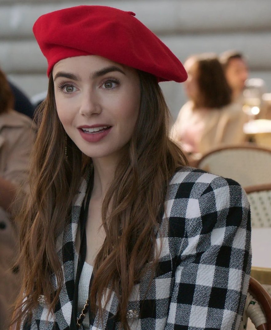 Lily Collins dice “Adieu” a Emily in Paris