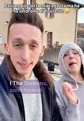 La crisi dei thebordons: dalla tourette a OF. Distrutto il patto di fiducia con la propria community, i CC svizzeri si buttano sul ragebait. Prima la sparizione improvvisa e senza spiegazioni Davide Bordoni, poi la Decarli che annuncia l'apertura di un profilo OF, in cui però sono caricate sue immagine generate con l'AI, infine il ricorso a reel ragebait che sfottono i followers. Il tutto con l'obbiettivo di spremere fino al midollo la propria community.