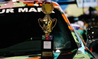 Trofeo sul cofano dell'auto