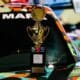 Trofeo sul cofano dell'auto