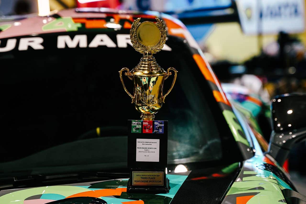 Trofeo sul cofano dell'auto