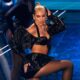 Sanremo 2027, Stefano De Martino vuole Dua Lipa
