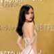 Ariana Grande e Jenna Ortega: corpi sotto accusa. Il rapido dimagrimento delle due star porta il web a parlare di anoressia, senza diagnosi. Questo riaccende l'annoso e irresolubile problema dei social come tribunale H 24 dei corpi delle donne, problema che s'intreccia con la facilità con cui si parla di disturbi alimentari sui social bypassando ogni criterio e diagnosi medica