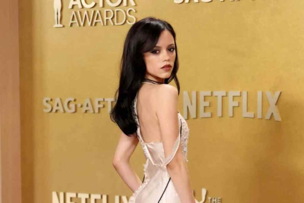 Ariana Grande e Jenna Ortega: corpi sotto accusa. Il rapido dimagrimento delle due star porta il web a parlare di anoressia, senza diagnosi. Questo riaccende l'annoso e irresolubile problema dei social come tribunale H 24 dei corpi delle donne, problema che s'intreccia con la facilità con cui si parla di disturbi alimentari sui social bypassando ogni criterio e diagnosi medica