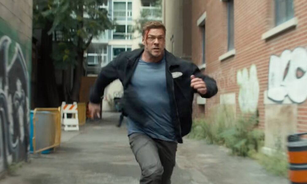 Reacher: la magia si è spezzata. Dopo 3 stagioni segnate da qualità e successo di pubblico, i difetti vengono a galla e i fan sono perplessi. Non che la quarta stagione sia brutta: è più che buona, ma sbavature di sceneggiatura, impaludamenti negli episodi intermedi e performance attoriali non sempre sul pezzo, non le fanno raggiungere l'eccellenza a cui ci aveva abituato il brand.