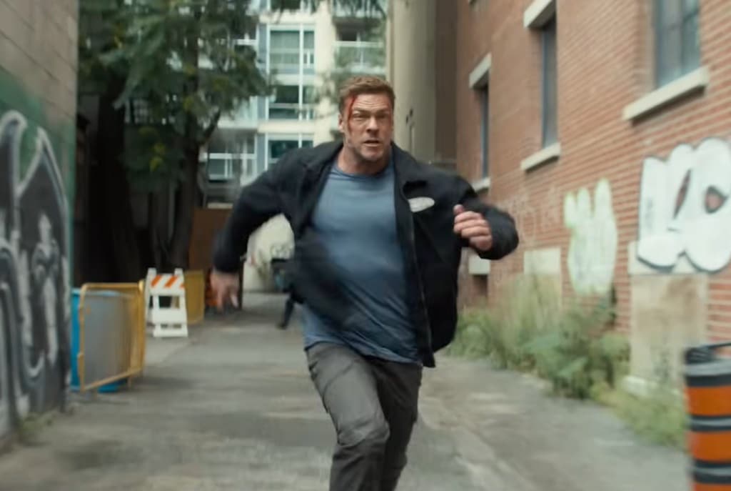 Reacher: la magia si è spezzata. Dopo 3 stagioni segnate da qualità e successo di pubblico, i difetti vengono a galla e i fan sono perplessi. Non che la quarta stagione sia brutta: è più che buona, ma sbavature di sceneggiatura, impaludamenti negli episodi intermedi e performance attoriali non sempre sul pezzo, non le fanno raggiungere l'eccellenza a cui ci aveva abituato il brand.