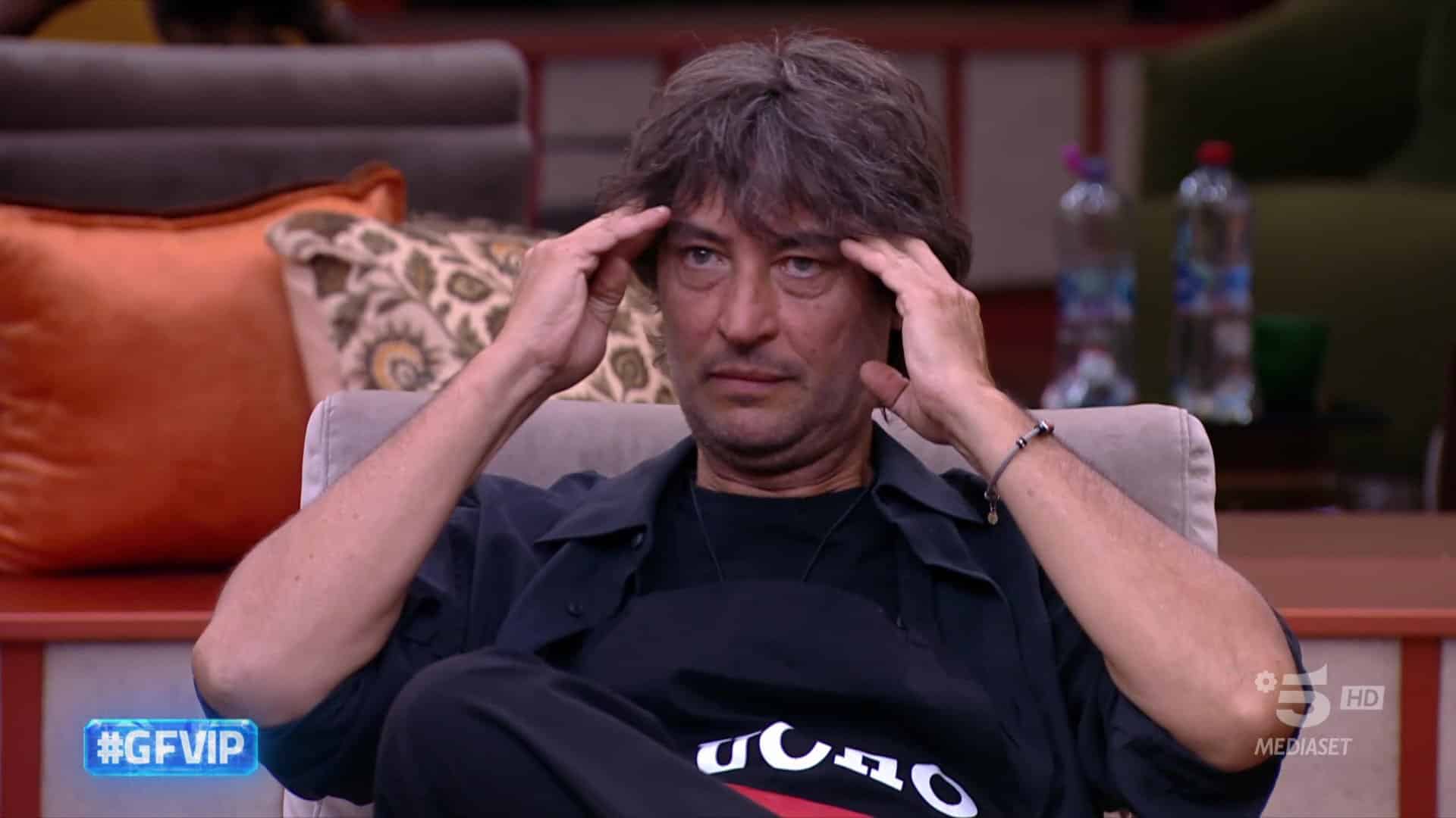 GFVIP, Simone Annicchiarico ha bestemmiato. Squalifica o nomination d'ufficio? (VIDEO)