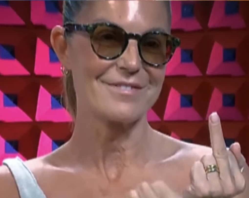 Pagelle della sesta puntata del GFVIP. Marina giù quel dito medio! Fate uscire Alex da Centovetrine. Piera e Guenda: emozioni a secco. Ilary e l'ennesima frecciatina a Totti: ma quando finisce Ballando?