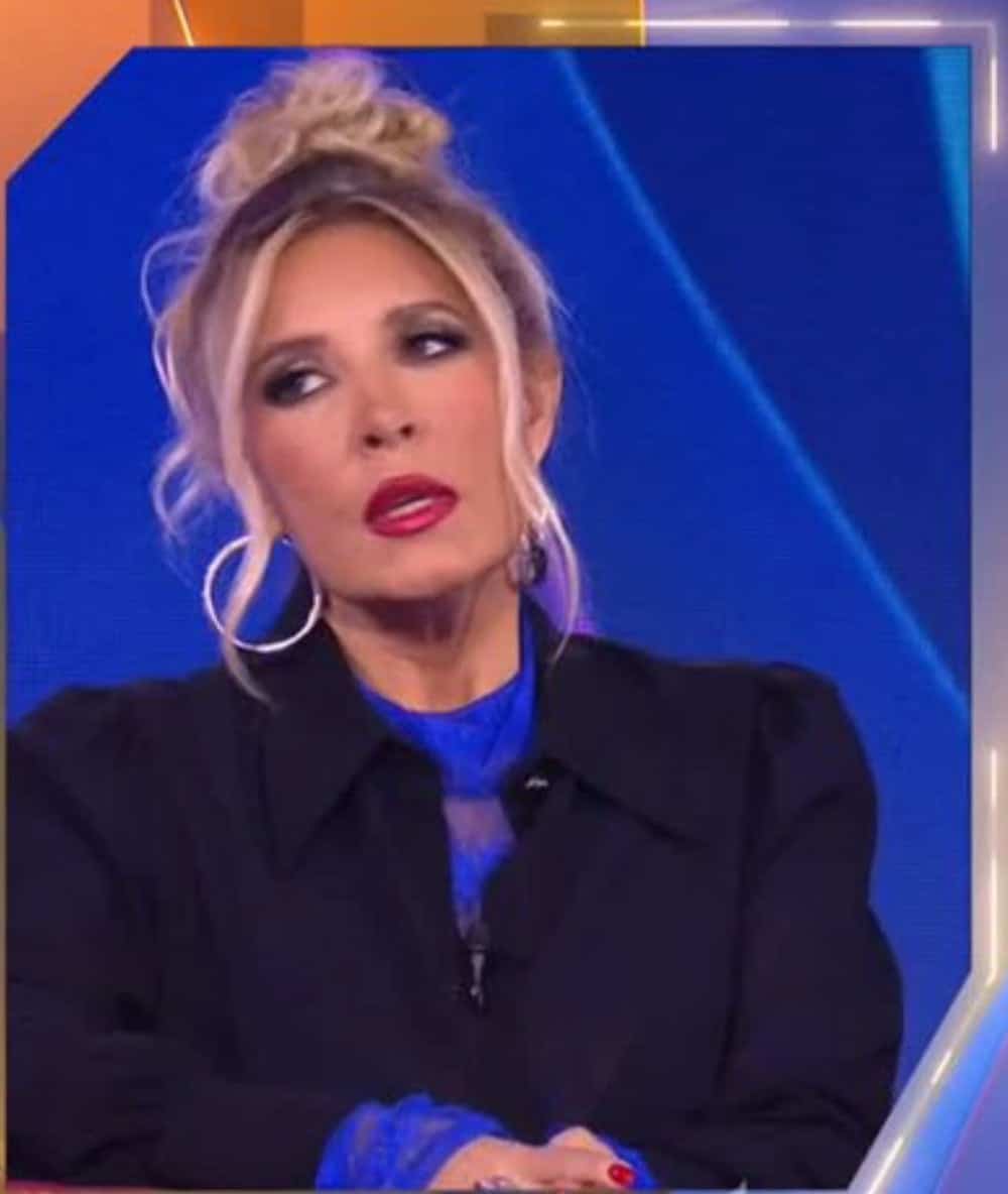 GFVIP, DIRETTA di Lunedì 19 Ottobre. Valeria e Giulia di nuovo ai ferri corti. Megan incontra la mamma. Continua la frattura tra veterani ed esordienti. Nata una nuova ship: Carmen e Luigi l'olivaro. In 7 al televoto