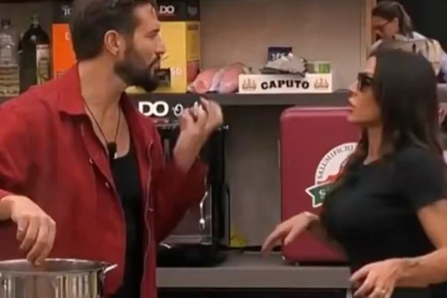 GFVIP, DIRETTA di Lunedì 26 Ottobre. Ancora scontri: protagonisti Valeria e Alex. Arriva una sorpresa speciale per Giulia: sua sorella Sivia. Chi sarà il primo candidato all'eliminazione?
