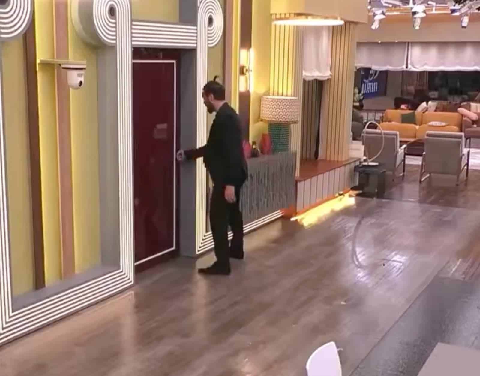 GFVIP, DIRETTA di Lunedì 26 Ottobre. Alex vuole uscire dalla Casa, Selvaggia non sopporta Marina. In 6 al televoto per il primo finalista